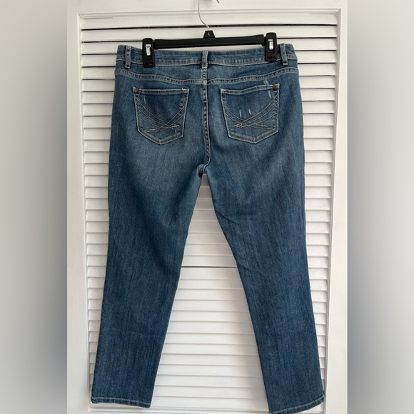 Simply Vera Light Wash Ankle Skinny Mid-rise Jean Size 6 with Tear Accents - Picture 3 of 5